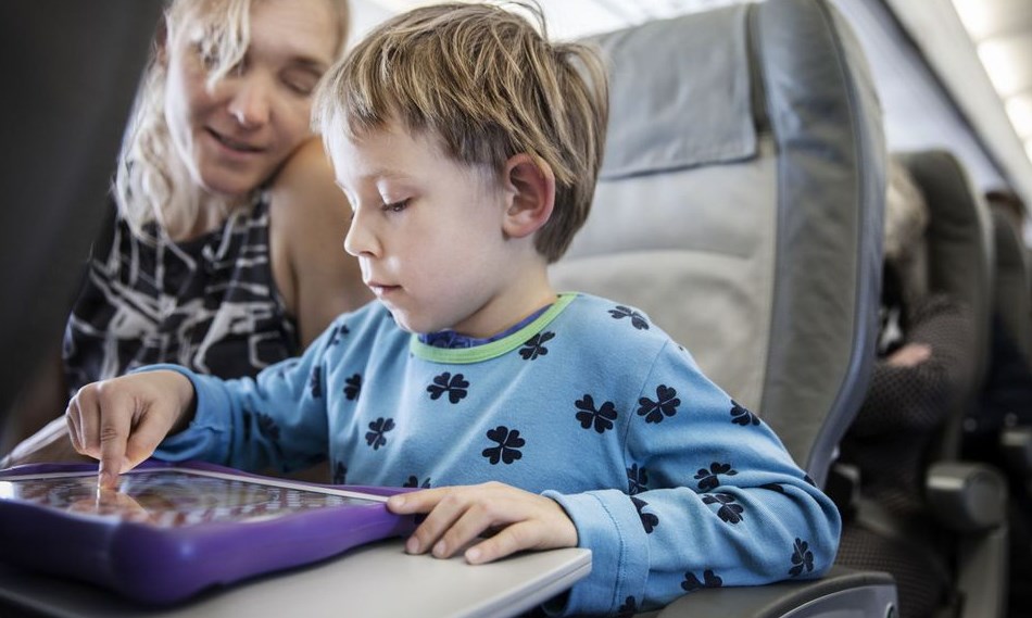 Các hoạt động trên máy bay giúp bé không buồn chán